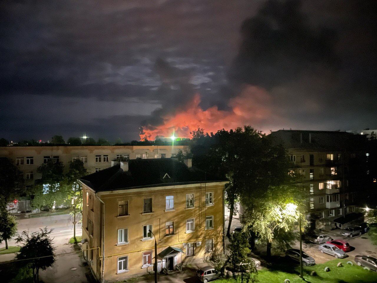 Humo se levanta sobre el aeropuerto de Pskov