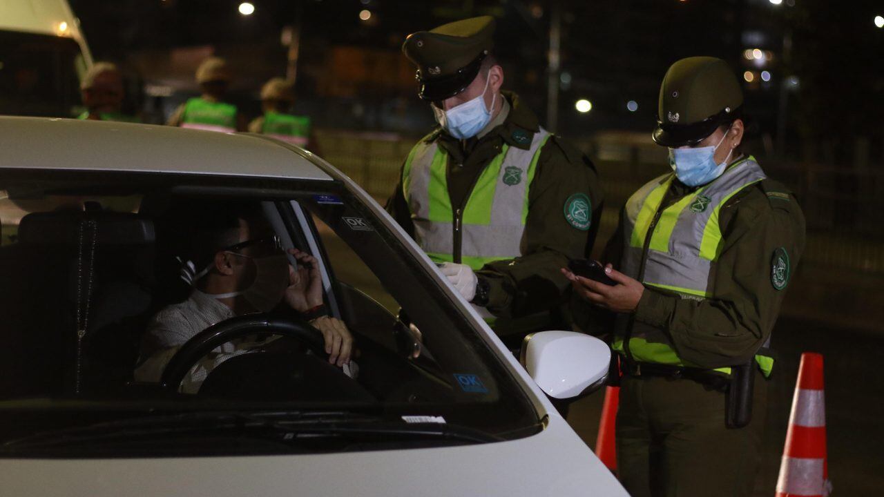 08 DE MAYO DE 2020/SANTIAGO Dos Carabineros revisan los documentos de un automovilista, durante el control en toque de queda para la comuna de La Florida 
FOTO: MAURICIO MÉNDEZ/AGENCIAUNO