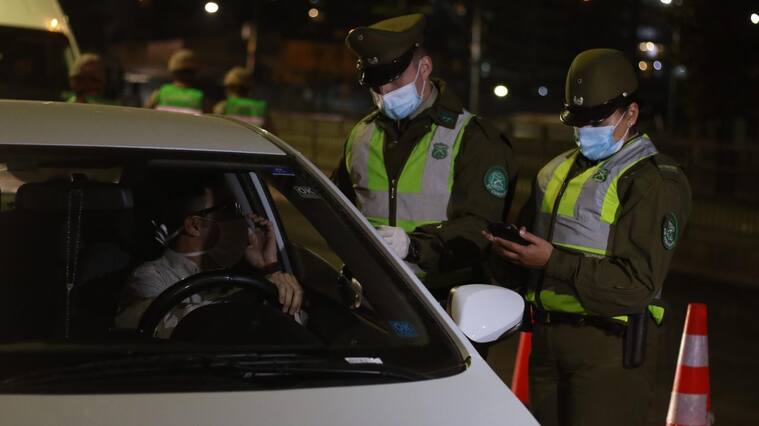 08 DE MAYO DE 2020/SANTIAGO Dos Carabineros revisan los documentos de un automovilista, durante el control en toque de queda para la comuna de La Florida
FOTO: MAURICIO MÉNDEZ/AGENCIAUNO