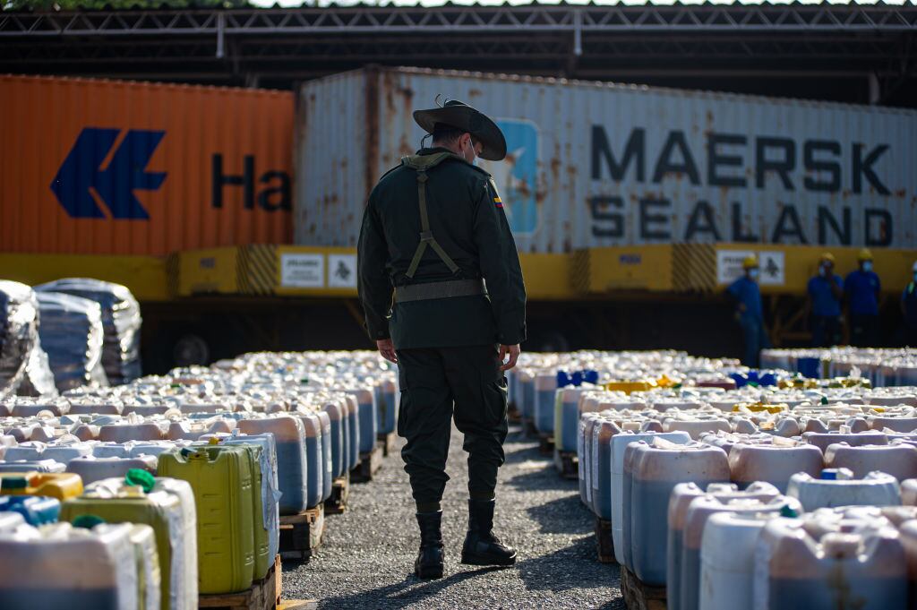 Policía de Colombia vigila la incautación de productos para producir drogas