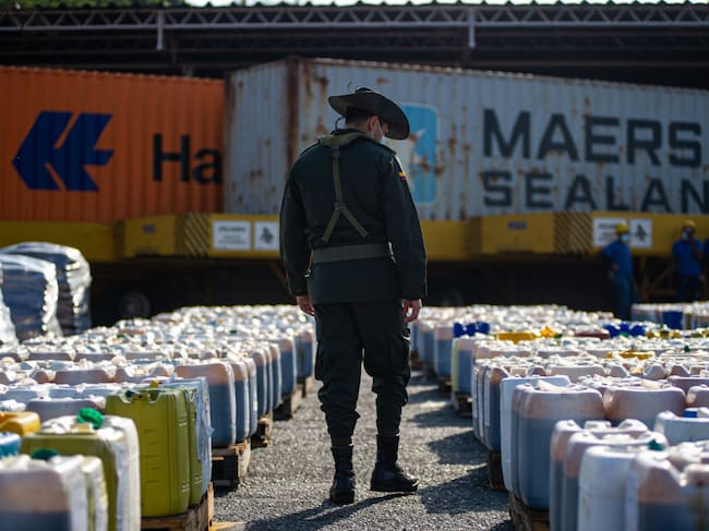 Policía de Colombia vigila la incautación de productos para producir drogas