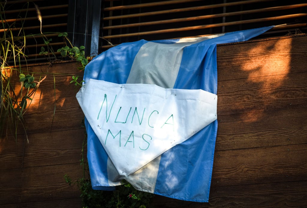 Con pañuelos blancos conmemoraron los argentinos los 44 años del golpe de estado