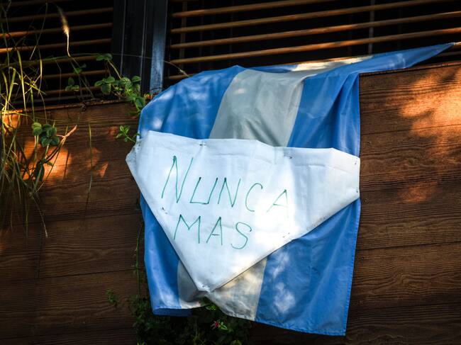 Con pañuelos blancos conmemoraron los argentinos los 44 años del golpe de estado