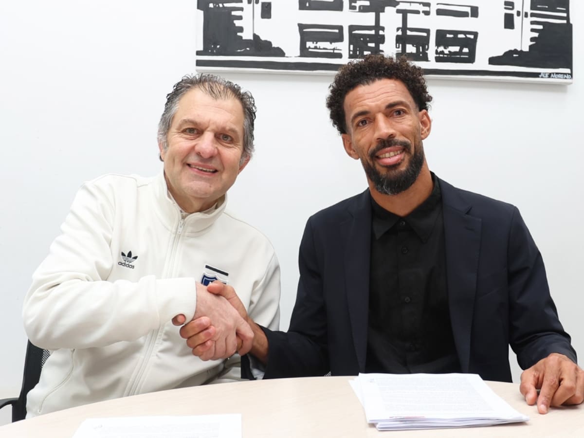 Ya es oficial: Vozinha visitó el Estadio Monumental y firmó su contrato con Colo Colo