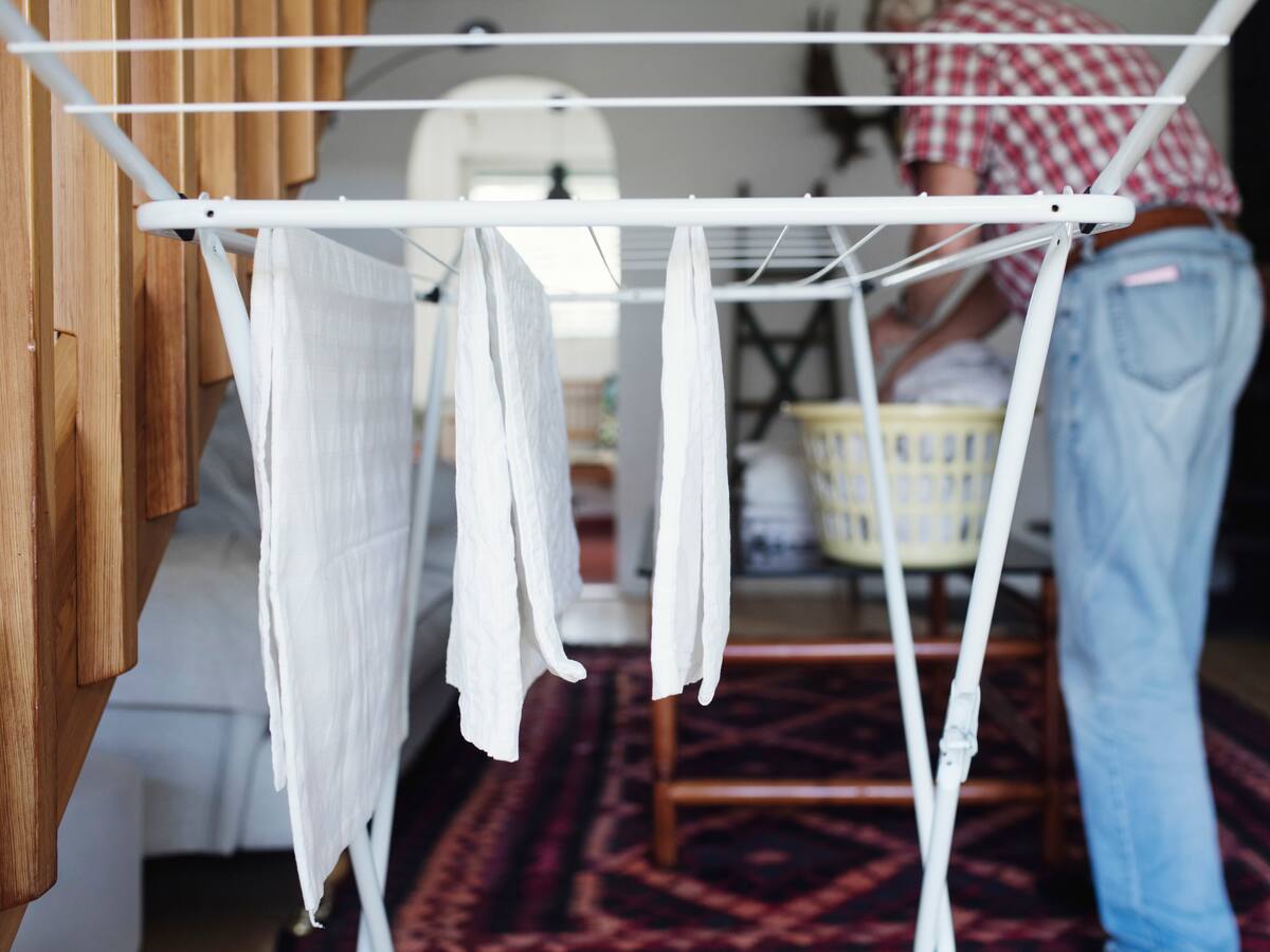 Por esta preocupante razón nunca deberías secar la ropa dentro de casa después de lavarla