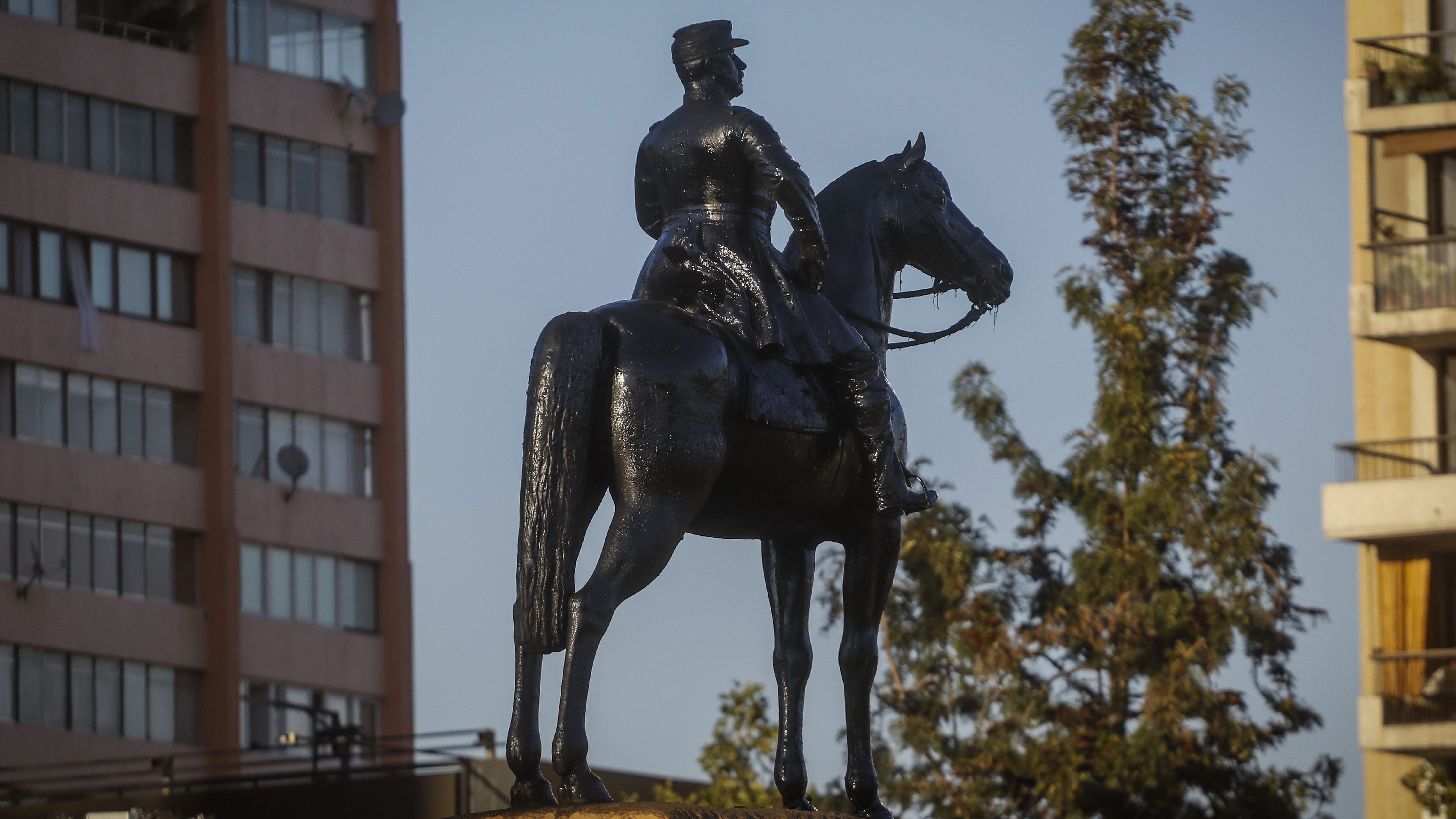 Daños en la estatua de baquedano