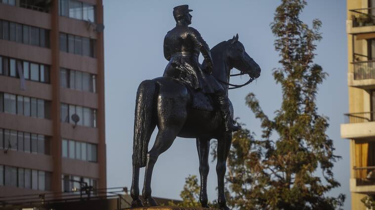 Daños en la estatua de baquedano
