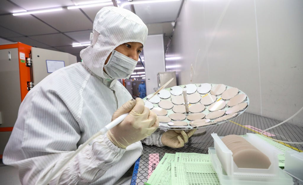 Trabajadores desarrollan chips en una empresa en Huai ‘an de China