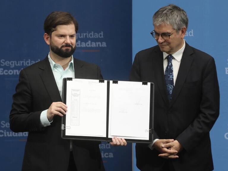 Con espontáneo homenaje a Ministro Marcel gobierno promulga la Ley de Presupuesto 2023