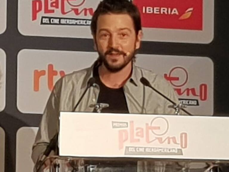 Diego Luna por el premio platino de honor