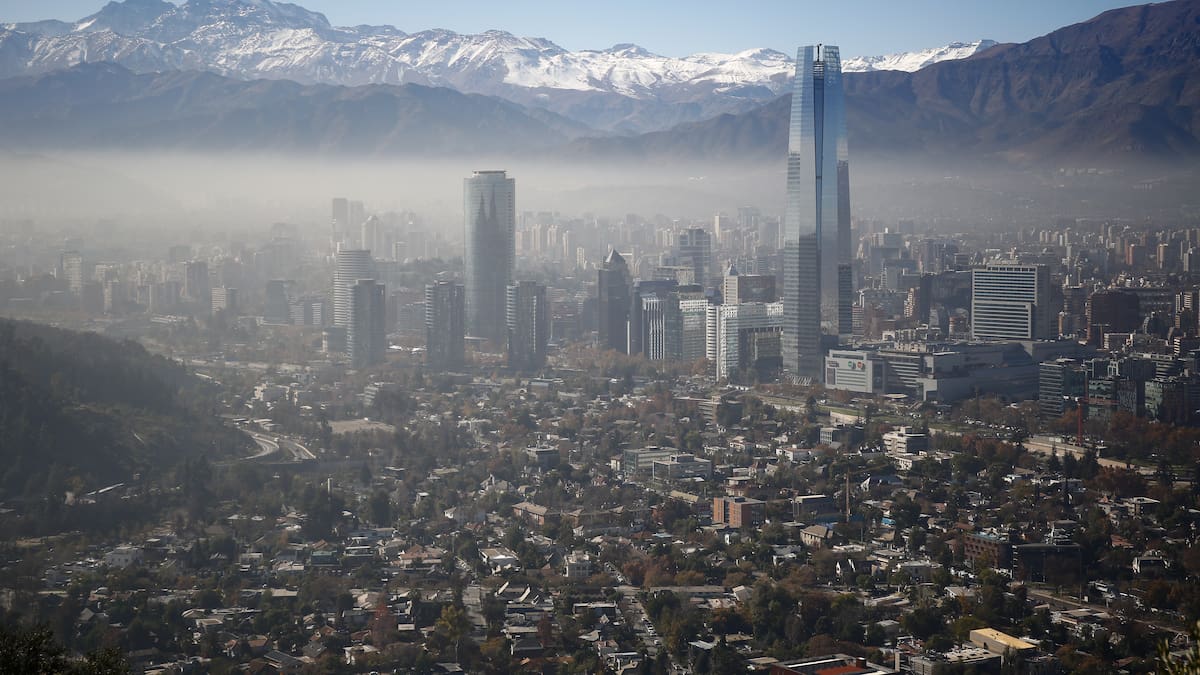 Broncopulmonar Carolina Herrera lanza dura advertencia por contaminación en Santiago: “Respirar este aire puede matar”