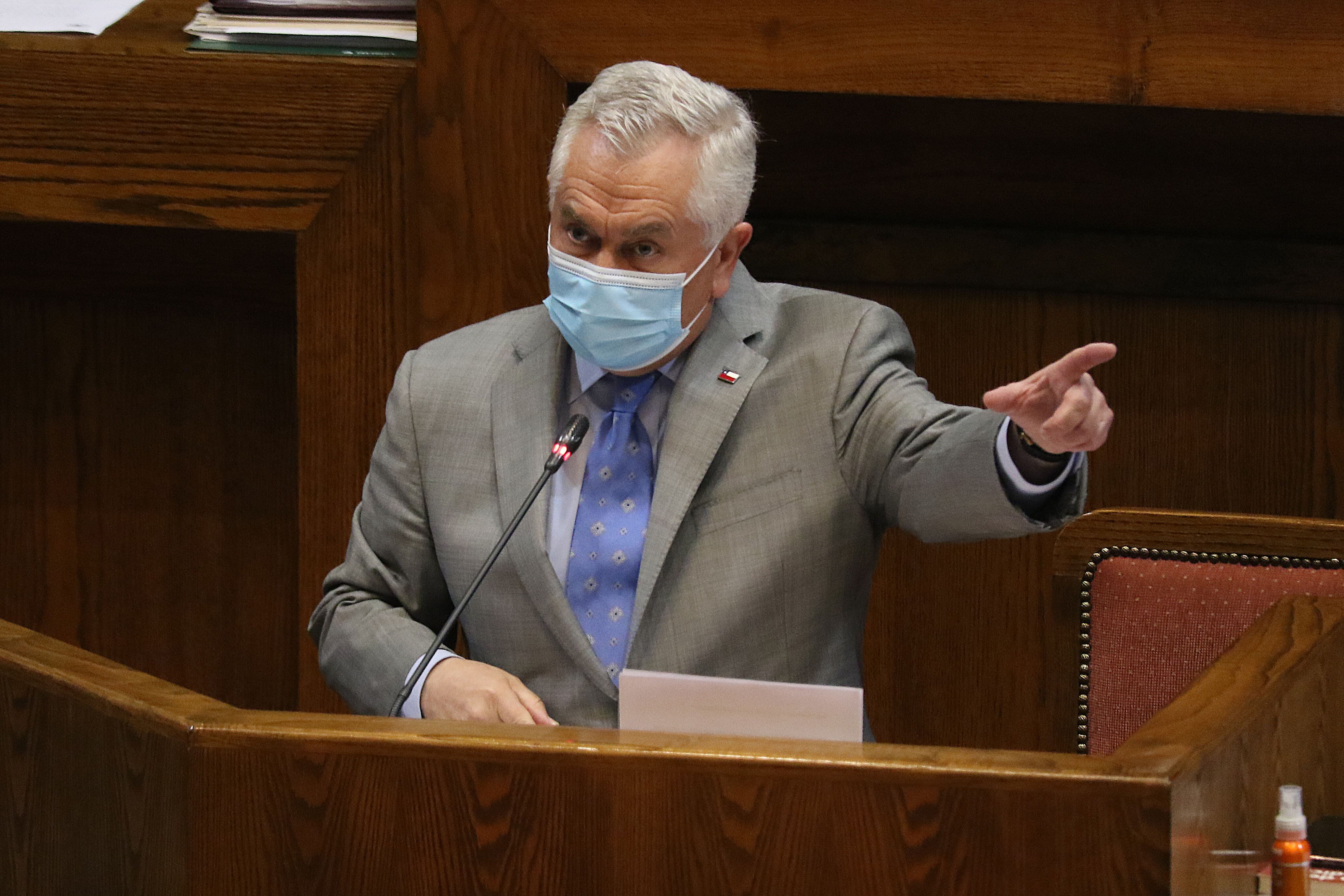Ministro Enrique Paris fue intepelado en el Congreso