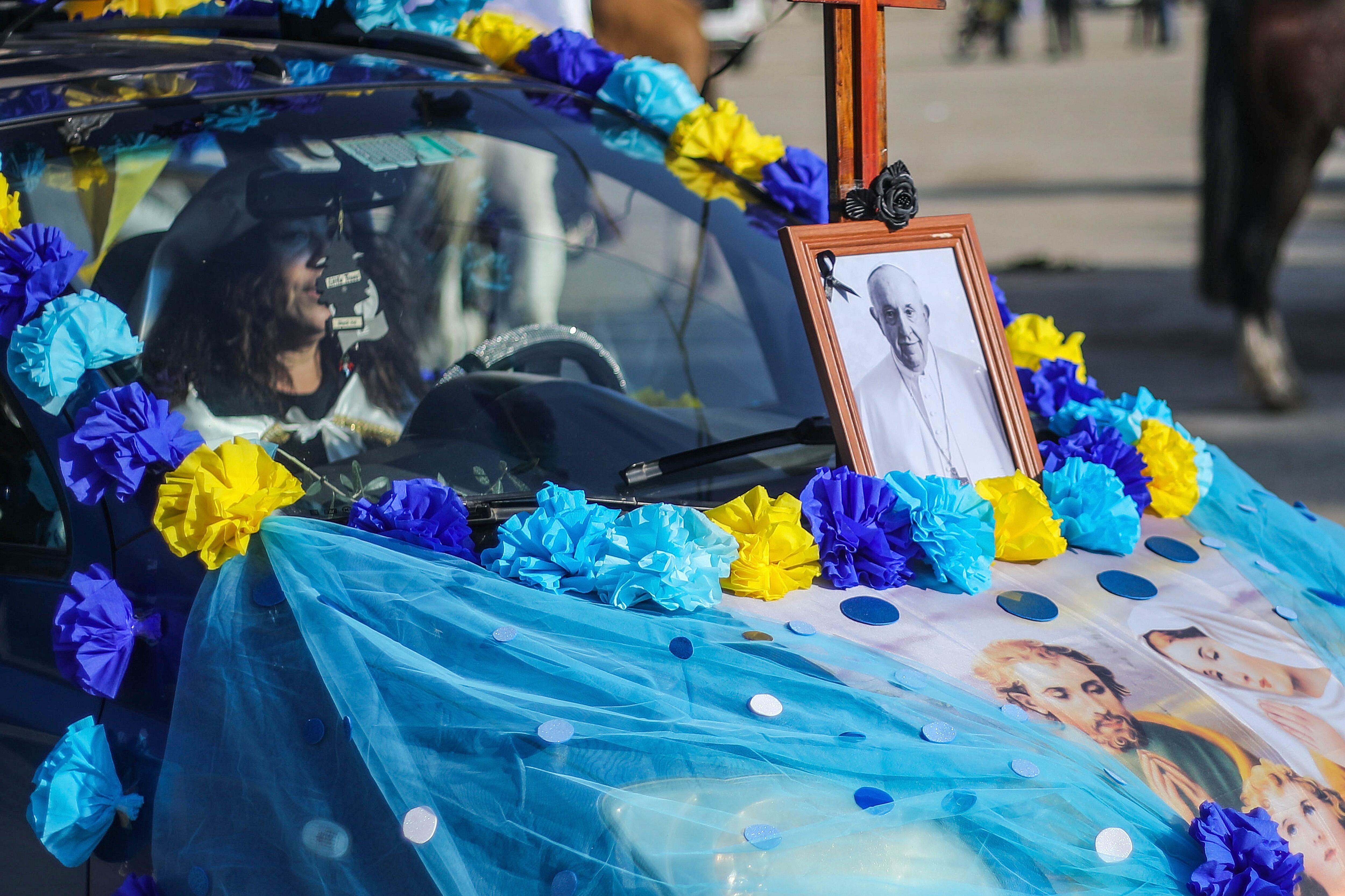 27 de abril de 2025/SANTIAGOEn la comuna de Maipu, se realiza la tradicional fiesta religiosa del Cuasimodo, donde jinetes, carretas, ciclistas y autos adornados, visitaran a los enfermos y le darán su comunión.FOTO: SEBASTIAN BELTRAN GAETE / AGENCIUNO