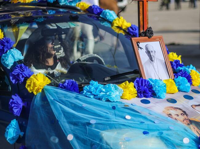 27 de abril de 2025/SANTIAGO
En la comuna de Maipu, se realiza la tradicional fiesta religiosa del Cuasimodo, donde jinetes, carretas, ciclistas y autos adornados, visitaran a los enfermos y le darán su comunión.
FOTO: SEBASTIAN BELTRAN GAETE / AGENCIUNO