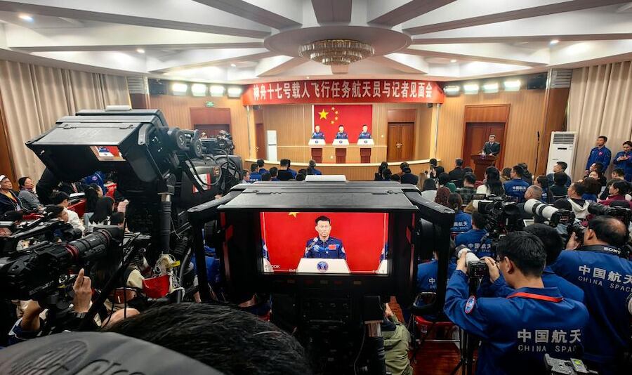 La prensa local con los astronautas de China que irán en la misión espacial Shenzhou-17