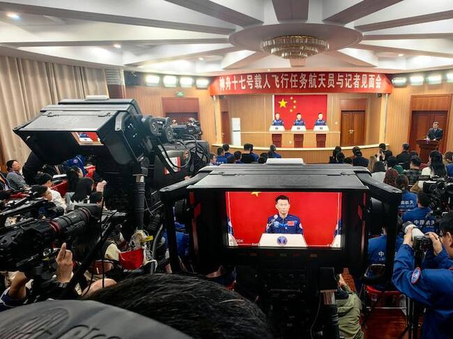 La prensa local con los astronautas de China que irán en la misión espacial Shenzhou-17