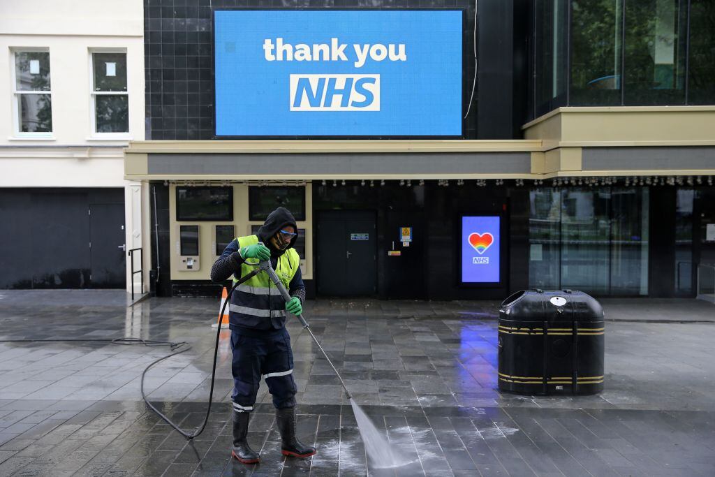 Un trabajador sanitiza una de las calles de Londres