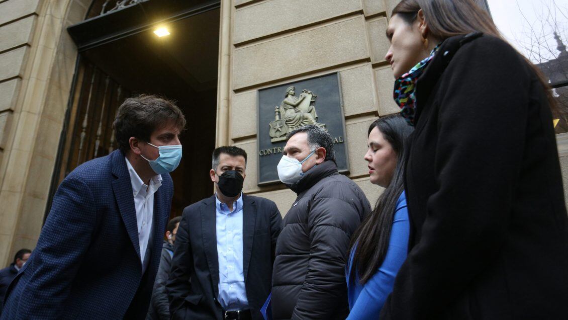 07 de Julio de 2022/ SANTIAGO Bancada de Renovación Nacional encabezada por el Secretario General del Partido Diego Schalper, entregan carta al Contralor para solicitar fiscalización al Presidente Gabriel Boric y sus Ministros respecto al uso de vocerías en favor del Apruebo
FOTO: DIEGO MARTIN/AGENCIAUNO