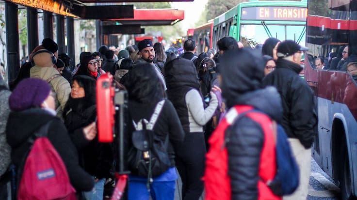 Caos en paraderos: pasajeros acusan “despelote” ante aglomeraciones por cierre de estaciones del Metro de Santiago