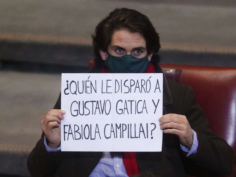 Diputado Winter mostró cartel alusivo a Gustavo Gatica y Fabiola Campillai durante Cuenta Pública