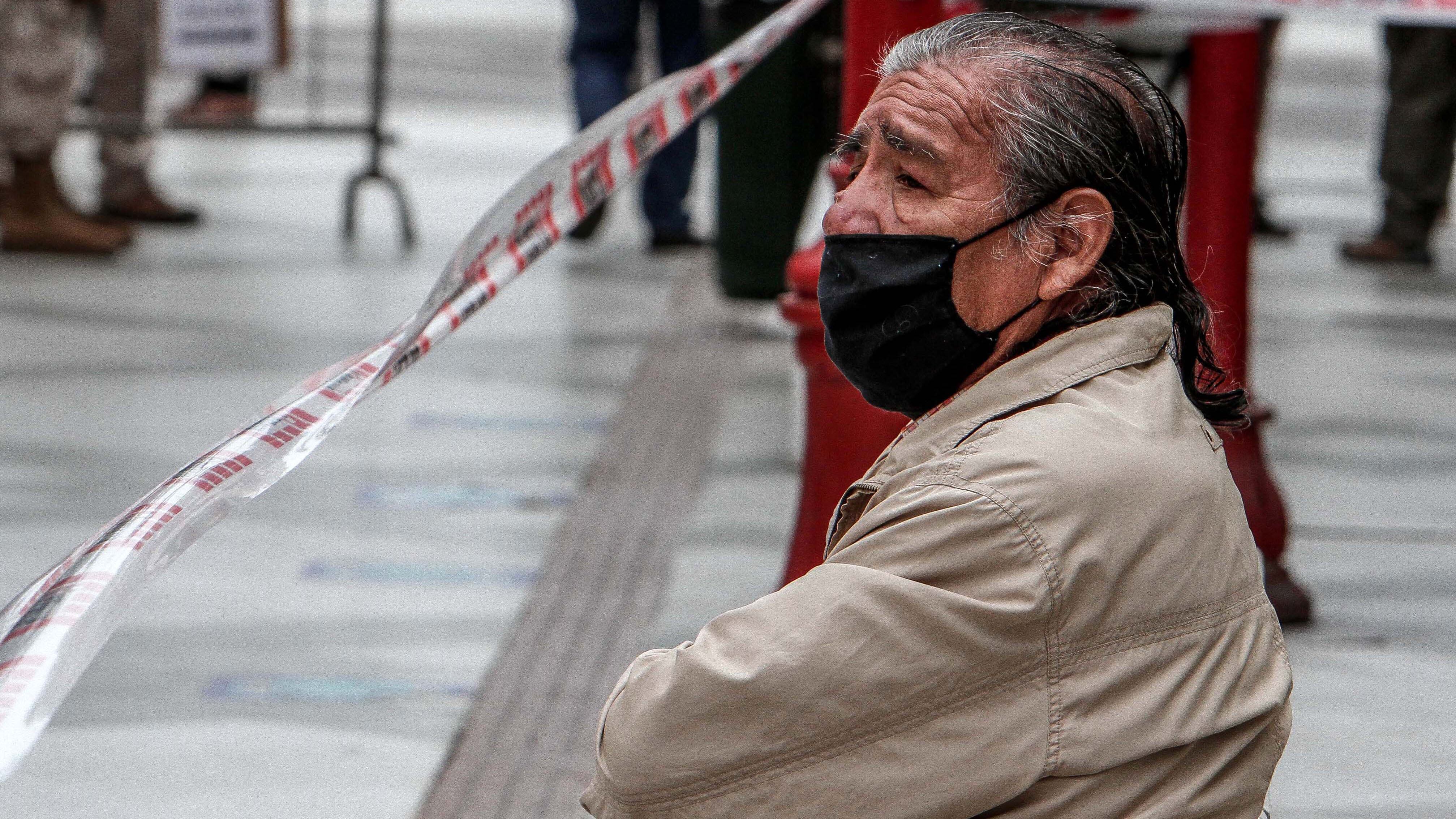 20 AGOSTO 2020 / ARICA Una persona de la tercera edad portando mascarilla espera sentado en una banca ubicada en el paseo 21 de mayo, en medio de la cuarentena total por COVID-19. FOTO: ALEXIS FUENTES / AGENCIAUNO