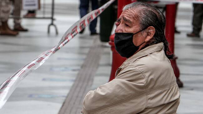20 AGOSTO 2020 / ARICA Una persona de la tercera edad portando mascarilla espera sentado en una banca ubicada en el paseo 21 de mayo, en medio de la cuarentena total por COVID-19. FOTO: ALEXIS FUENTES / AGENCIAUNO