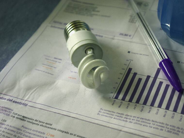Fundación crea sitio web para calcular cuánto debes pagar en tu próxima cuenta de luz