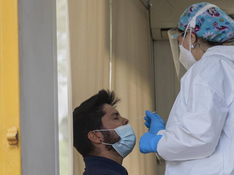 03 de Febrero de 2022 / SANTIAGO
Operativo de busqueda activa Covid en Paseo Bulnes.
FOTO: LUIS FELIPE ARAYA/ AGENCIA UNO