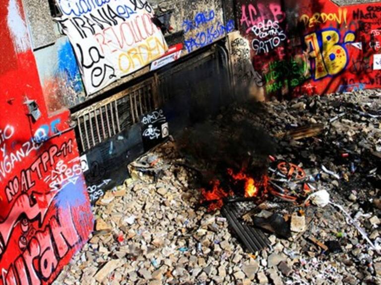 Completamente destruida: Así luce el interior de la estación Baquedano del Metro de Santiago
