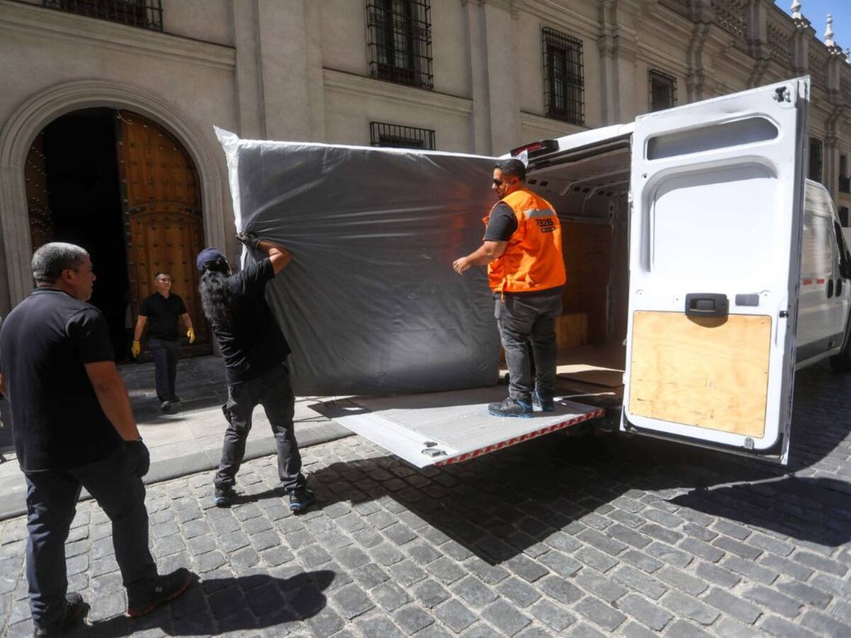 Tras cambio de mando: descargan muebles y cama del Presidente Kast en La Moneda
