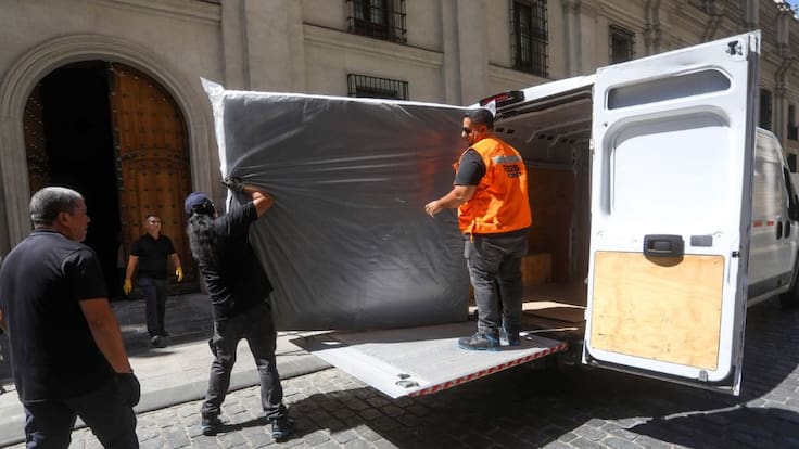 Tras cambio de mando: descargan muebles y cama del Presidente Kast en La Moneda