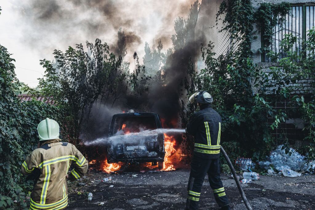 Los bomberos intentan apagar un siniestro en la región de Donetsk en Ucrania