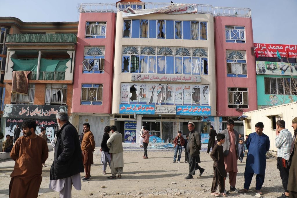 Un edificio sufre las consecuencias de una explosión en Kabul
