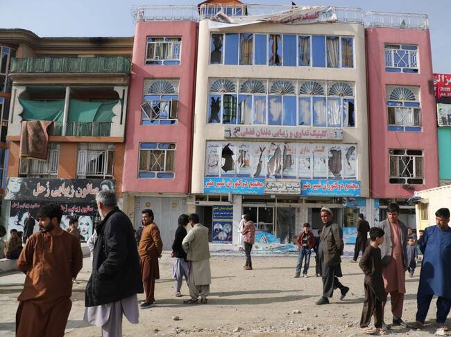 Un edificio sufre las consecuencias de una explosión en Kabul