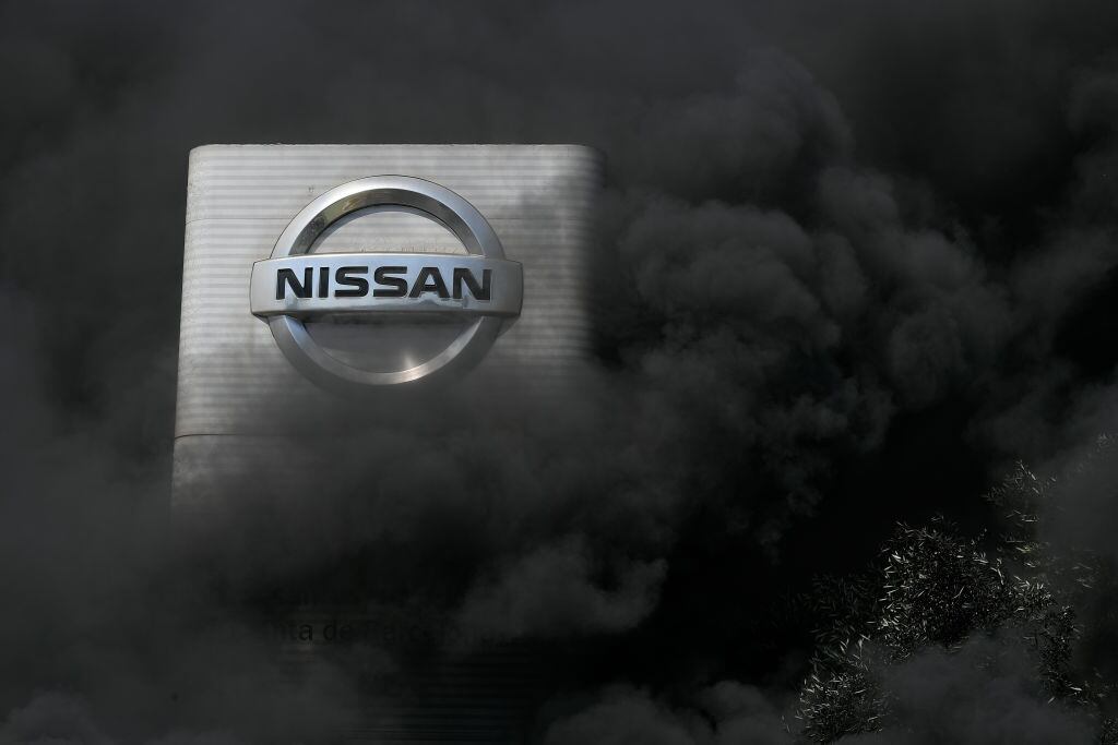 El humo de las barricadas tapa el logo de Nissan