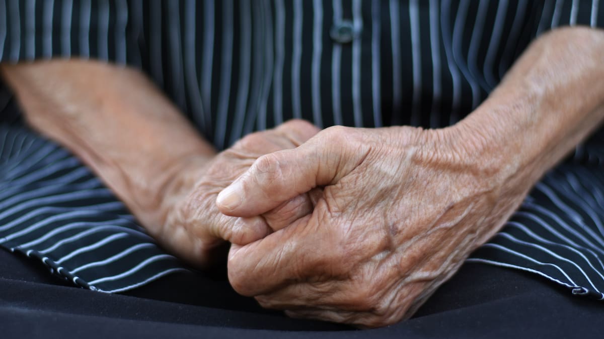 Envejecer y desayunar tarde: el hábito que podría aumentar el riesgo de muerte prematura