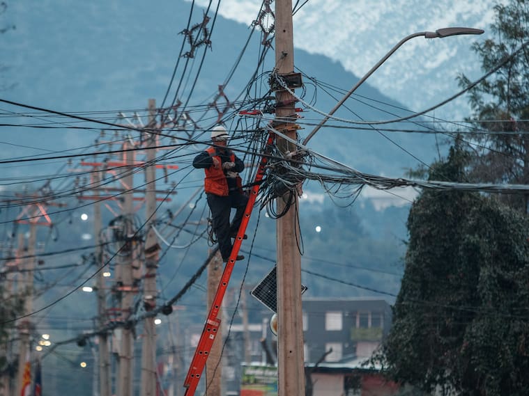 Sernac pide a empresas eléctricas iniciar proceso de compensaciones por prolongados cortes de luz
