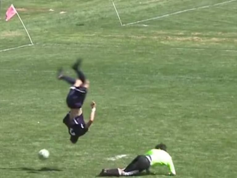 Dio una vuelta de carnero en el aire sobre el arquero para anotar un gol