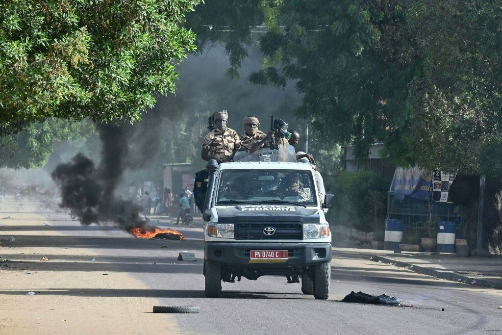 Policías armados recorren las calles de la ciudad de N'Djamena
