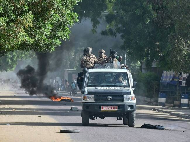 Policías armados recorren las calles de la ciudad de N'Djamena