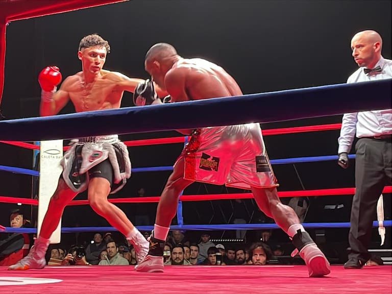 Junior Cruzat se queda con el título mundial de boxeo Súper Pluma en Puerto Montt