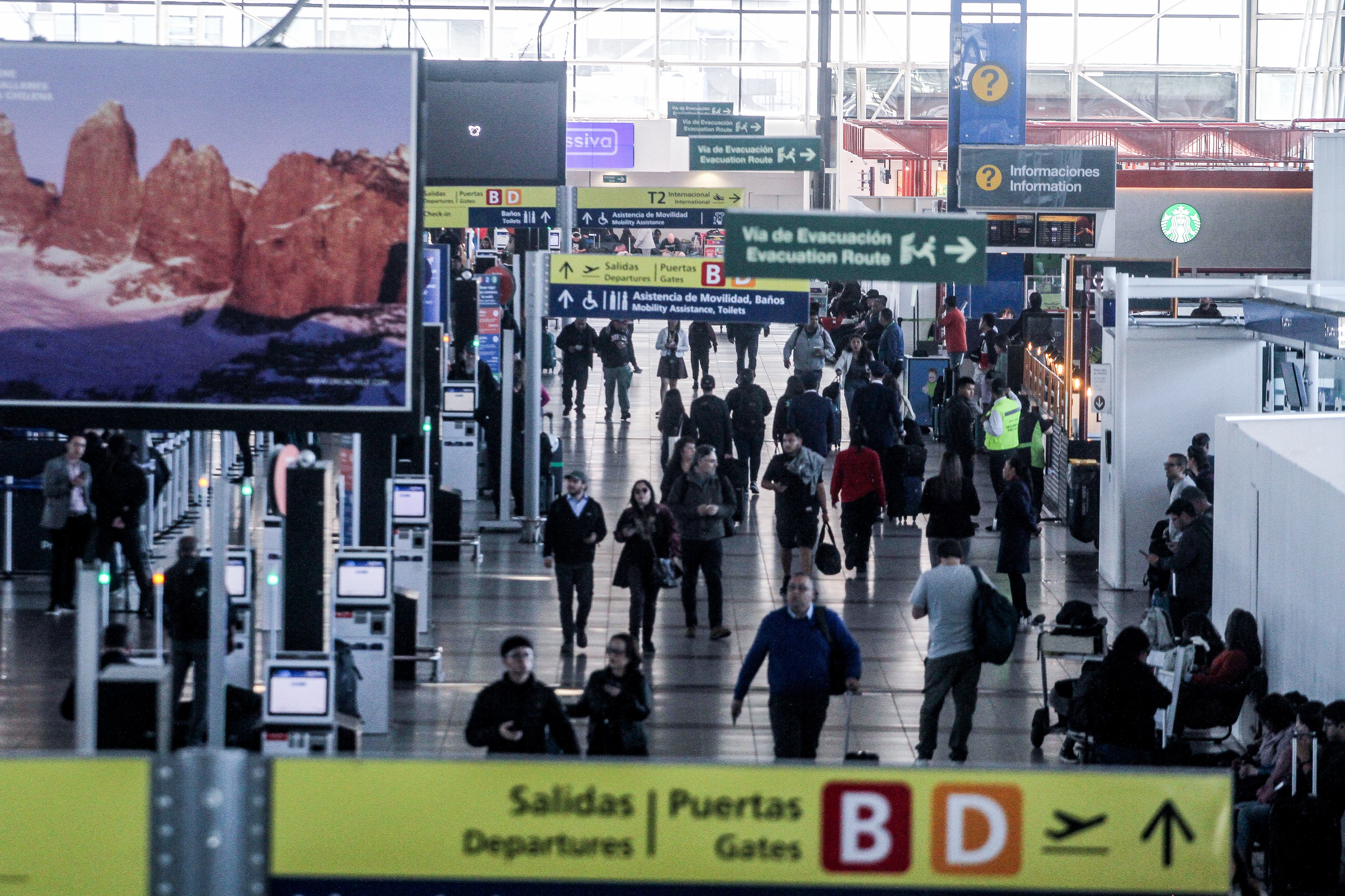 20 de octubre de 2025/PUDAHUELLa DGAC tuvo que activar un operativo de emergencia en el aeropuerto Arturo Merino Benítez, y evacuar a 218 pasajeros de un vuelo de la empresa LATAM que iba hacia Puerto Montt, luego de que un pasajero avisara sobre una supuesta bomba. 
El avión fue aislado en la loza para ser periciado, mientras que el hombre, un ciudadano uruguayo de 58 años, fue detenido por la PDI.
FOTO: HANS SCOTT/AGENCIAUNO