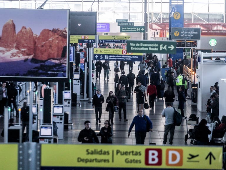20 de octubre de 2025/PUDAHUEL
La DGAC tuvo que activar un operativo de emergencia en el aeropuerto Arturo Merino Benítez, y evacuar a 218 pasajeros de un vuelo de la empresa LATAM que iba hacia Puerto Montt, luego de que un pasajero avisara sobre una supuesta bomba.
El avión fue aislado en la loza para ser periciado, mientras que el hombre, un ciudadano uruguayo de 58 años, fue detenido por la PDI.
FOTO: HANS SCOTT/AGENCIAUNO