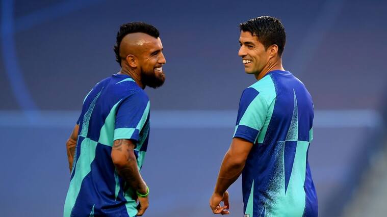 LISBON, PORTUGAL - AUGUST 14: Arturo Vidal of FC Barcelona and Luis Suarez of FC Barcelona warm up prior to the UEFA Champions League Quarter Final match between Barcelona and Bayern Munich at Estadio do Sport Lisboa e Benfica on August 14, 2020 in Lisbon, Portugal. (Photo by Michael Regan - UEFA/UEFA via Getty Images)