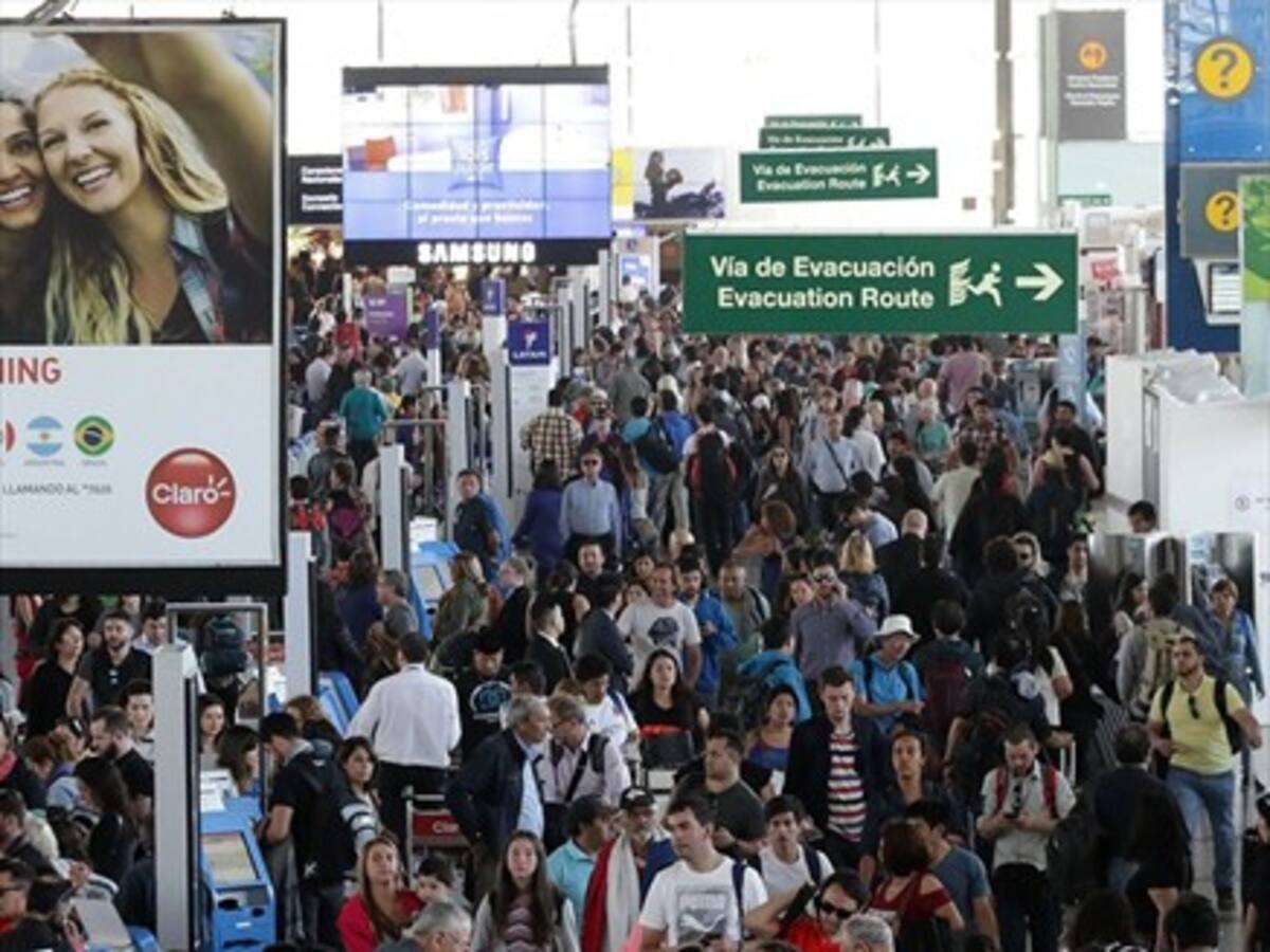 Recomiendan llegar tres horas antes al aeropuerto por alto flujo de pasajeros