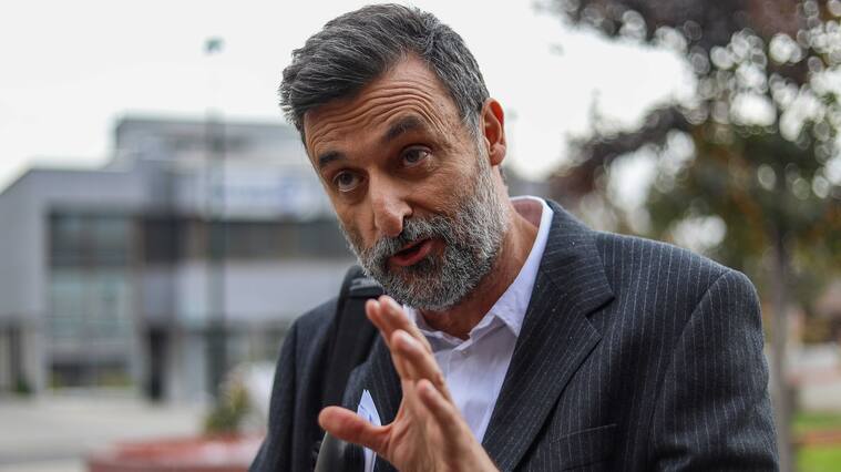 22 de mayo del 2022/SANTIAGOCristian Warnken, integrante de Amarillos por Chile lanza su primera “Alerta Roja” por el borrador constitucional, y realiza un punto de prensa en la plaza de los canales en la comuna de Providencia.
FOTO: SEBASTIAN BELTRAN GAETE/AGENCIAUNO