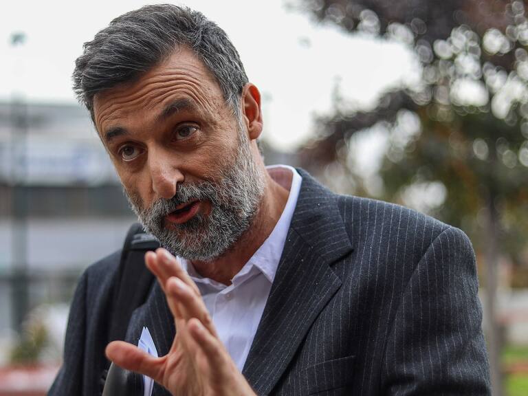 22 de mayo del 2022/SANTIAGOCristian Warnken, integrante de Amarillos por Chile lanza su primera “Alerta Roja” por el borrador constitucional, y realiza un punto de prensa en la plaza de los canales en la comuna de Providencia.
FOTO: SEBASTIAN BELTRAN GAETE/AGENCIAUNO