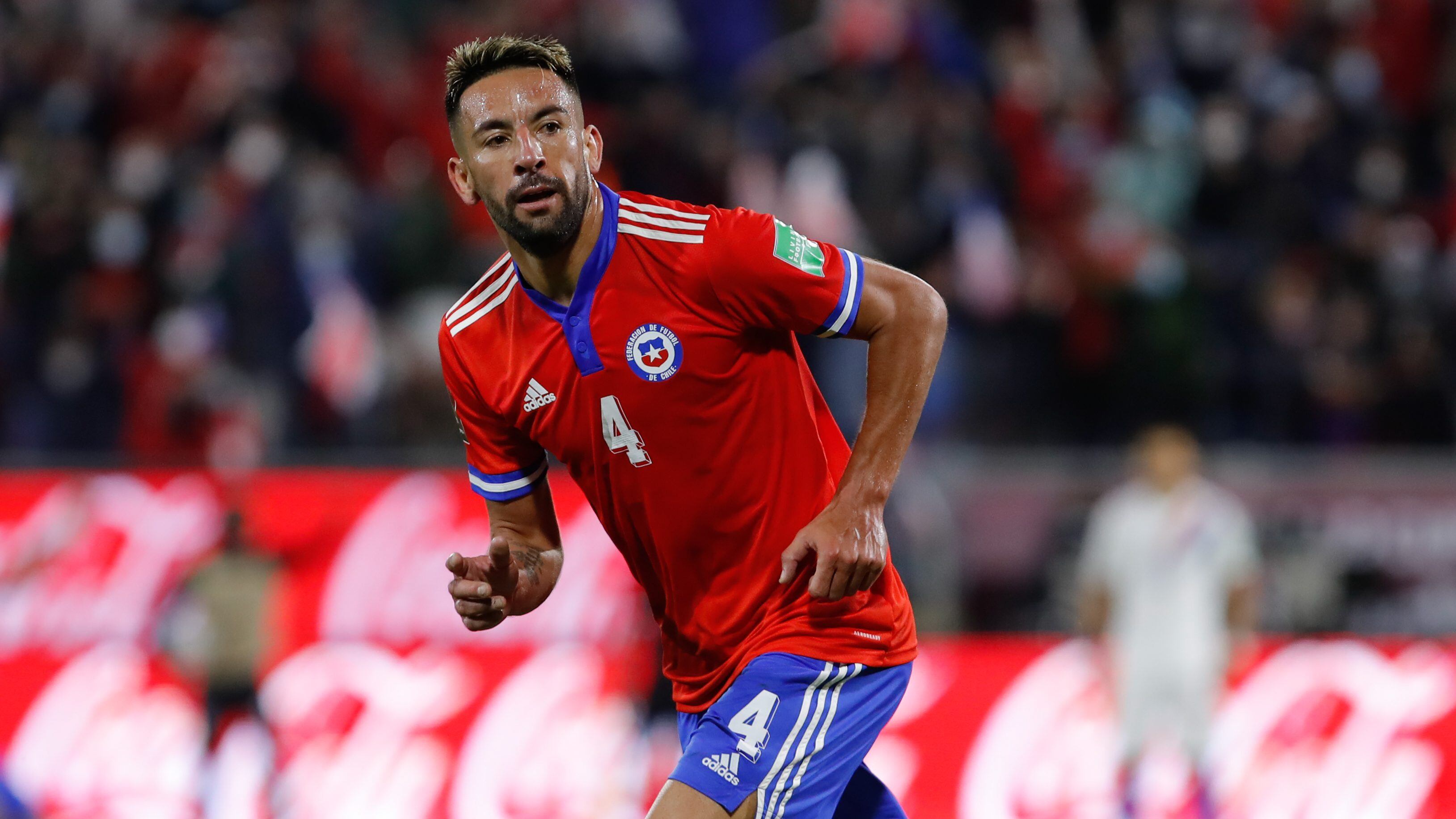 Mauricio Isla estará en el banco de suplentes frente a Argentina