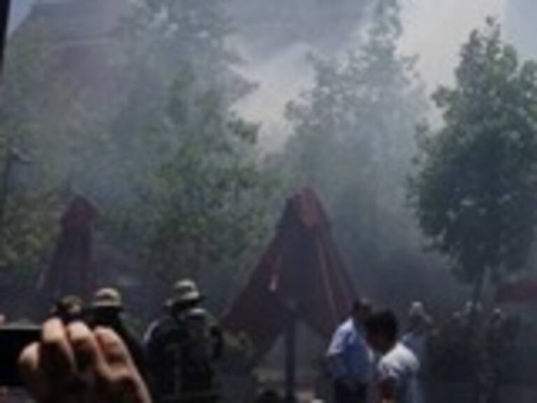Bomberos intenta extinguir incendio que afecta a dos restaurantes de Las Condes