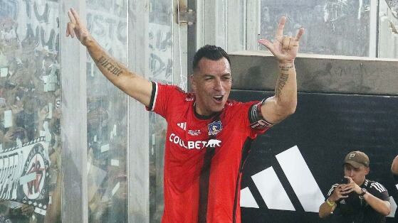 Esteban Paredes da el siguiente paso y se titula de director deportivo: "Culmina un hermoso proceso de estudio y aprendizaje"